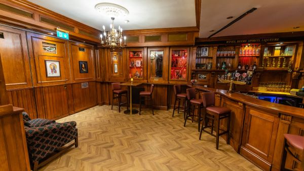 harcourt-bar-Barneys Bar